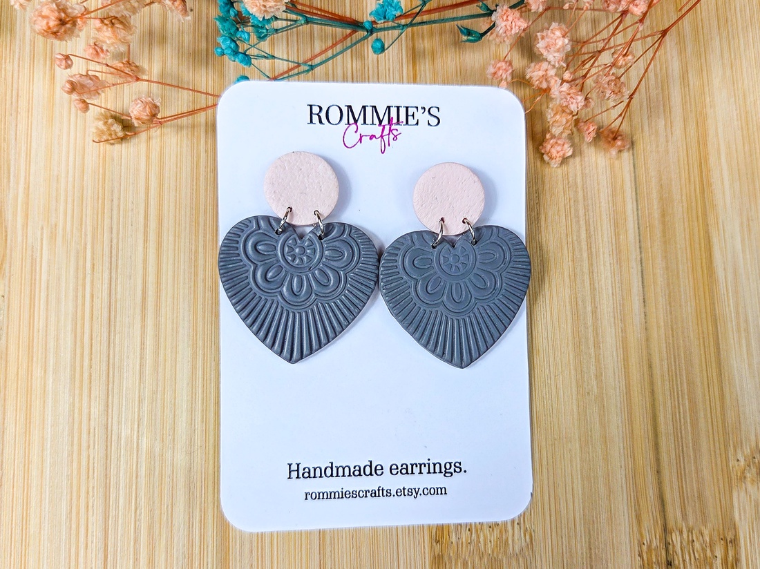 Cercei Inimă cu Mandala Embosată � Bijuterii handmade din lut polimeric - bijuterii - cercei - cercei lungi - Artynos.ro