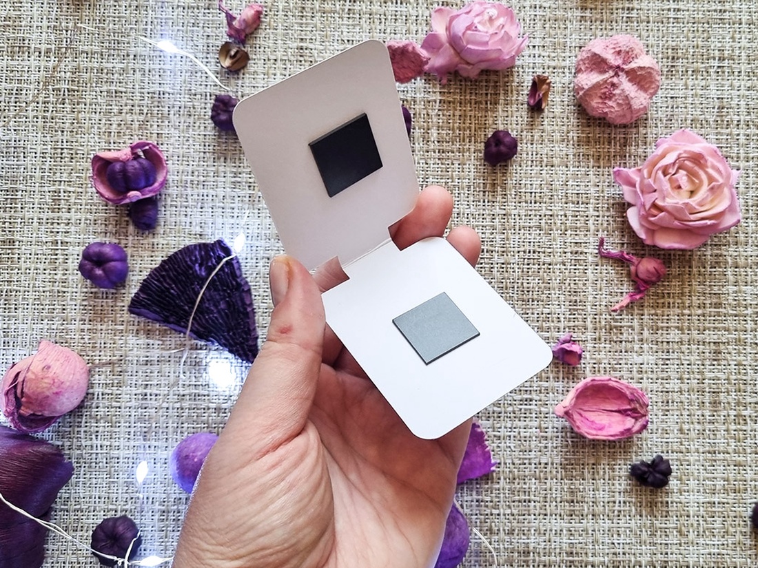 Semn de Carte Magnetic Holografic cu Pisică Neagră � Cadou pentru iubitorii de lectură - cărți și creații cu tematică muzicală, cadouri - semn de carte - Artynos.ro