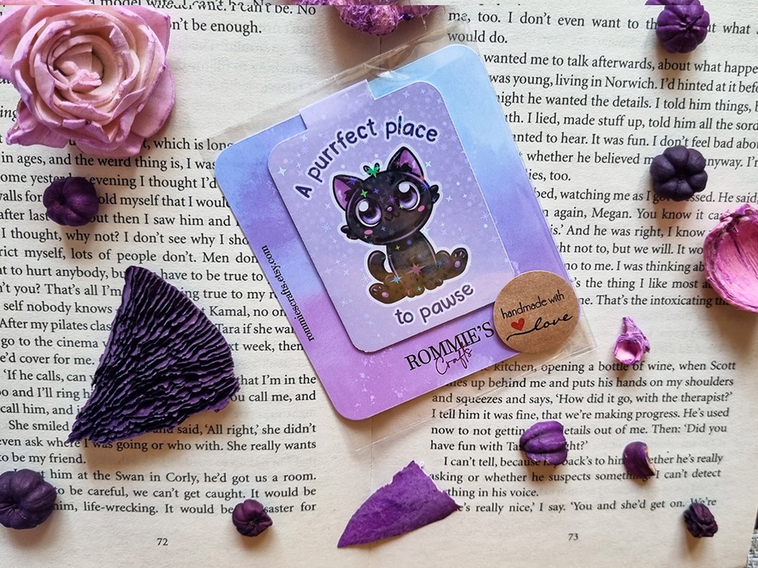 Semn de Carte Magnetic Holografic cu Pisică Neagră � Cadou pentru iubitorii de lectură - cărți și creații cu tematică muzicală, cadouri - semn de carte - Artynos.ro