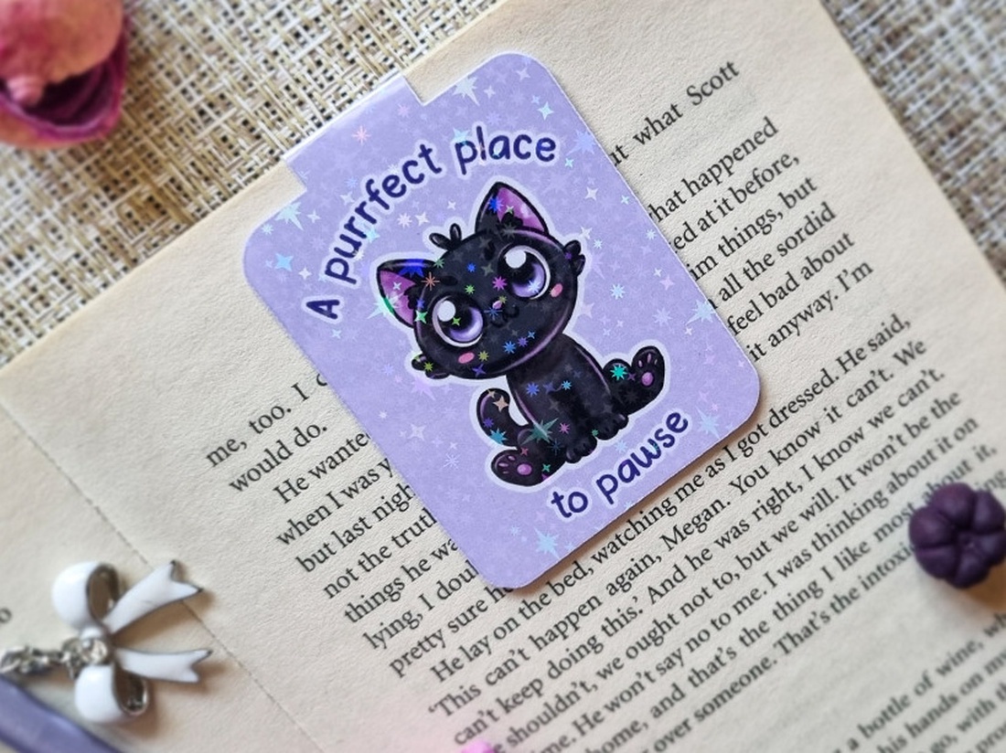 Semn de Carte Magnetic Holografic cu Pisică Neagră � Cadou pentru iubitorii de lectură - cărți și creații cu tematică muzicală, cadouri - semn de carte - Artynos.ro