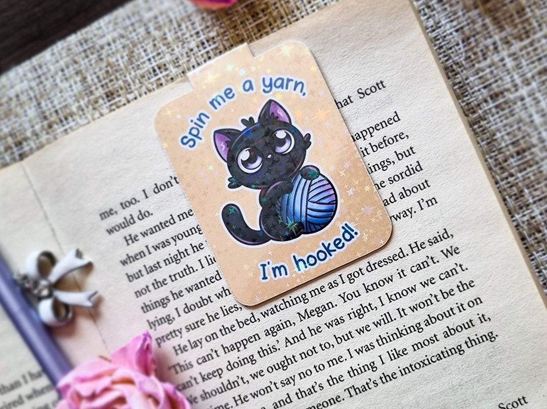 Semn de Carte Magnetic cu Pisică � Finisaj Holografic cu Sclipici - cărți și creații cu tematică muzicală, cadouri - semn de carte - Artynos.ro