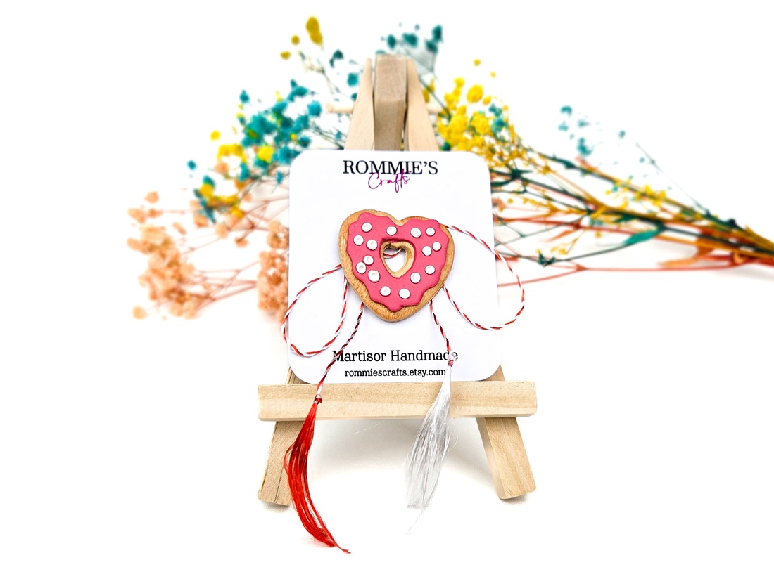 Mărțișor Broșă Biscuit Inimă � Lucrat Manual din Lut Polimeric, 3x3 cm - bijuterii - mărțișor - Artynos.ro
