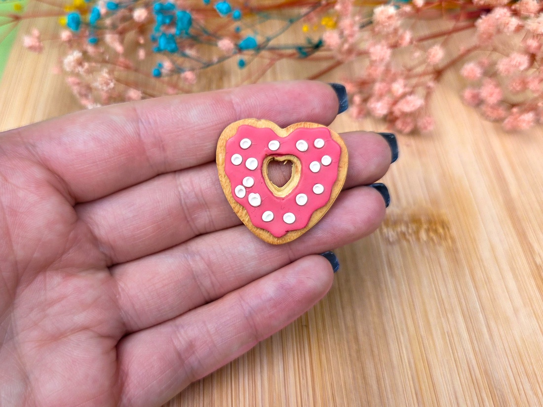 Mărțișor Broșă Biscuit Inimă � Lucrat Manual din Lut Polimeric, 3x3 cm - bijuterii - mărțișor - Artynos.ro