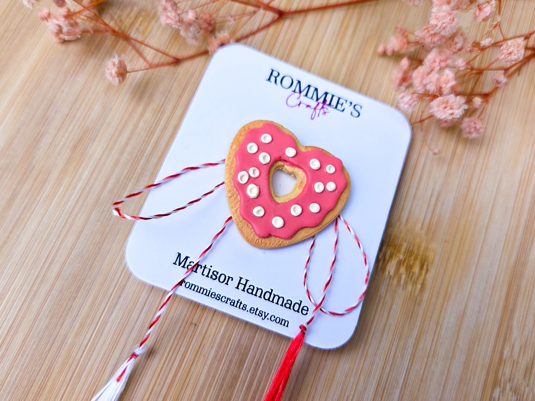 Mărțișor Broșă Biscuit Inimă � Lucrat Manual din Lut Polimeric, 3x3 cm - bijuterii - mărțișor - Artynos.ro