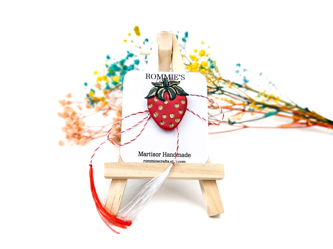 Mărțișor Broșă Căpșună � Lucrat Manual din Lut Polimeric, 2x4 cm - bijuterii - mărțișor - Artynos.ro