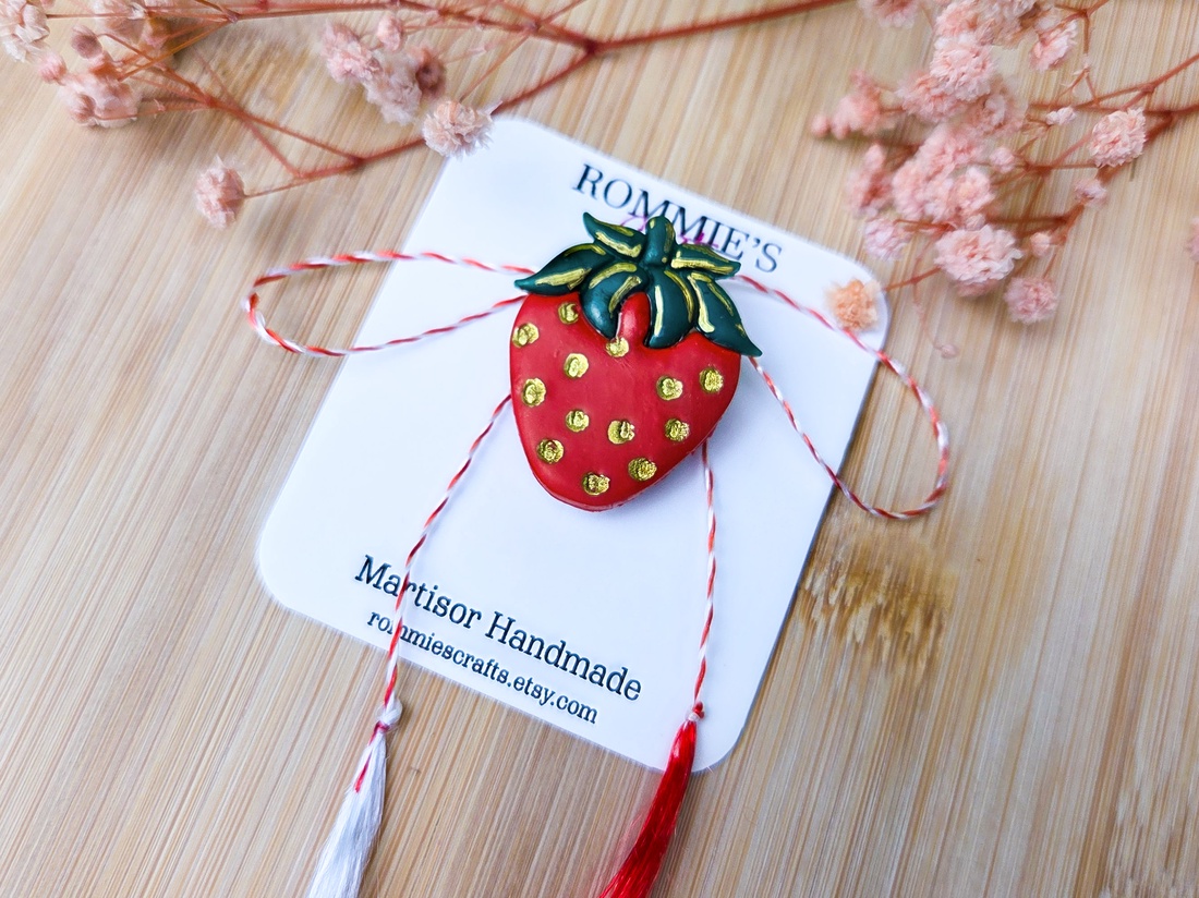 Mărțișor Broșă Căpșună � Lucrat Manual din Lut Polimeric, 2x4 cm - bijuterii - mărțișor - Artynos.ro