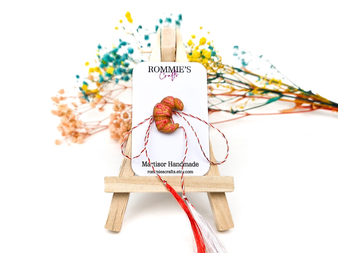 Mărțișor Broșă Croissant � Lucrat Manual din Lut Polimeric, 1x2.5 cm - bijuterii - mărțișor - Artynos.ro