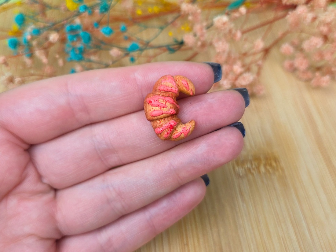 Mărțișor Broșă Croissant � Lucrat Manual din Lut Polimeric, 1x2.5 cm - bijuterii - mărțișor - Artynos.ro