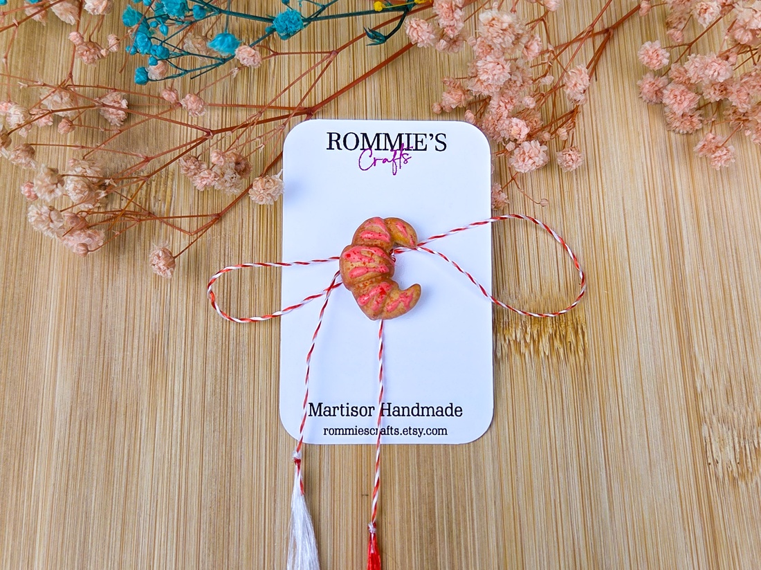 Mărțișor Broșă Croissant � Lucrat Manual din Lut Polimeric, 1x2.5 cm - bijuterii - mărțișor - Artynos.ro