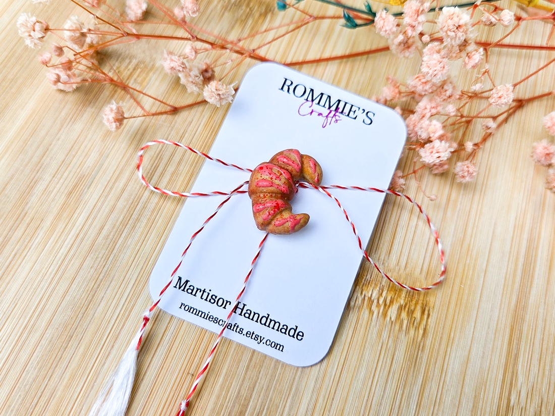 Mărțișor Broșă Croissant � Lucrat Manual din Lut Polimeric, 1x2.5 cm - bijuterii - mărțișor - Artynos.ro