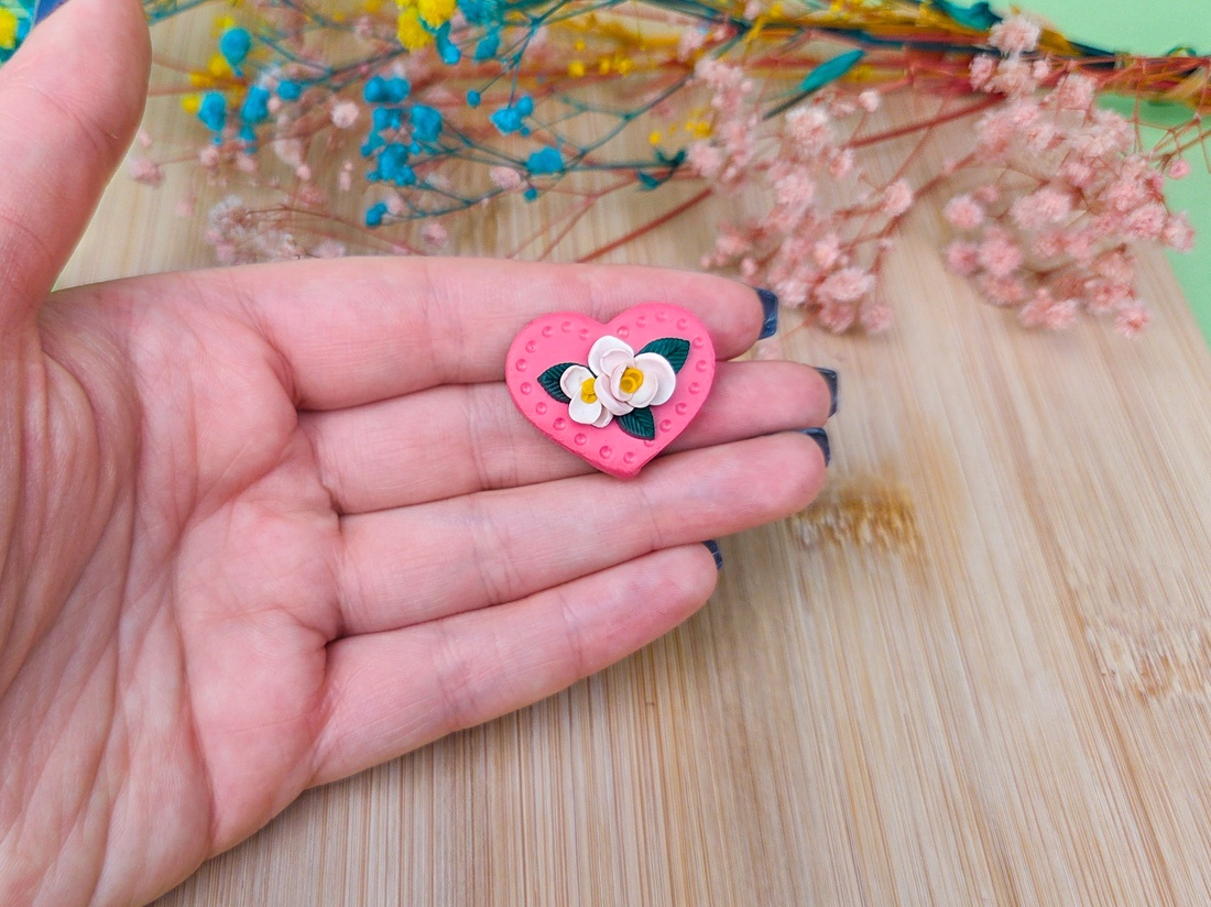 Mărțișor Broșă Inimă Florală � Lucrat Manual din Lut Polimeric - bijuterii - mărțișor - Artynos.ro