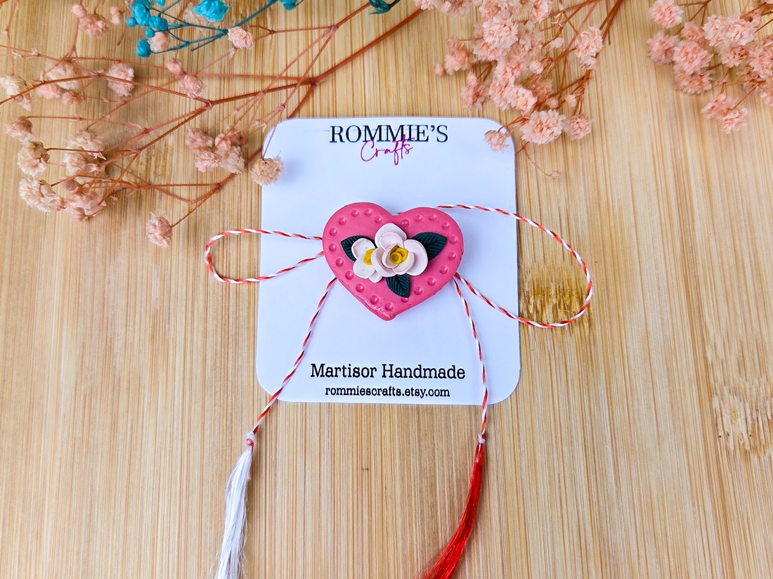 Mărțișor Broșă Inimă Florală � Lucrat Manual din Lut Polimeric - bijuterii - mărțișor - Artynos.ro