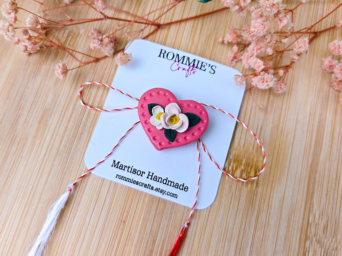 Mărțișor Broșă Inimă Florală � Lucrat Manual din Lut Polimeric - bijuterii - mărțișor - Artynos.ro