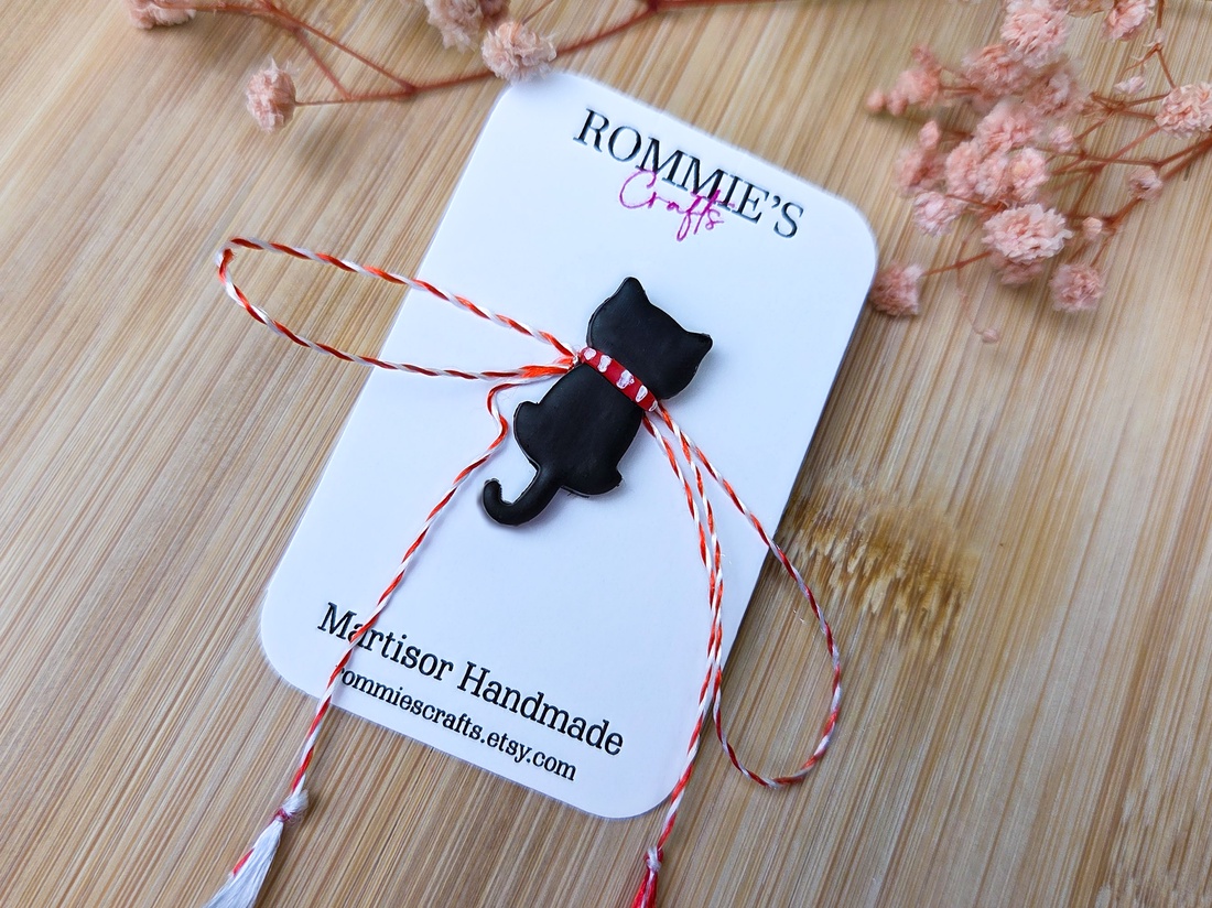 Mărțișor Broșă Pisică Neagră � Lucrat Manual din Lut Polimeric, 2.7x1.2 cm - bijuterii - mărțișor - Artynos.ro