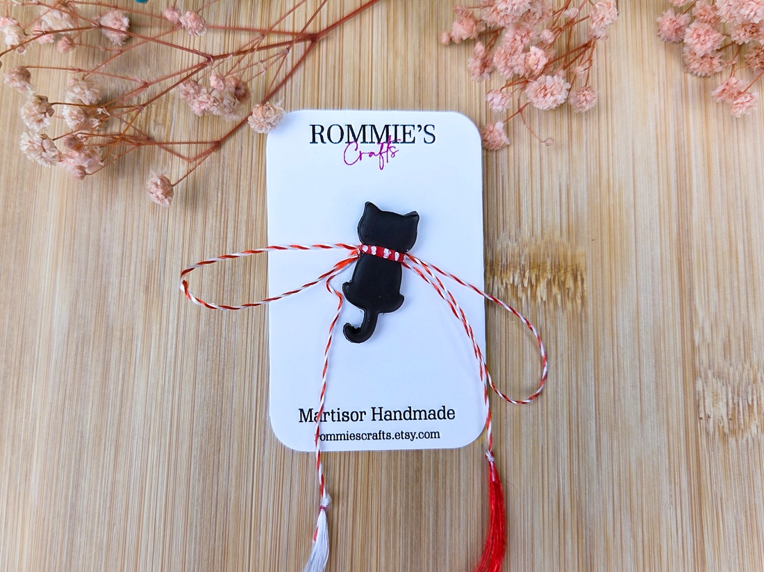 Mărțișor Broșă Pisică Neagră � Lucrat Manual din Lut Polimeric, 2.7x1.2 cm - bijuterii - mărțișor - Artynos.ro