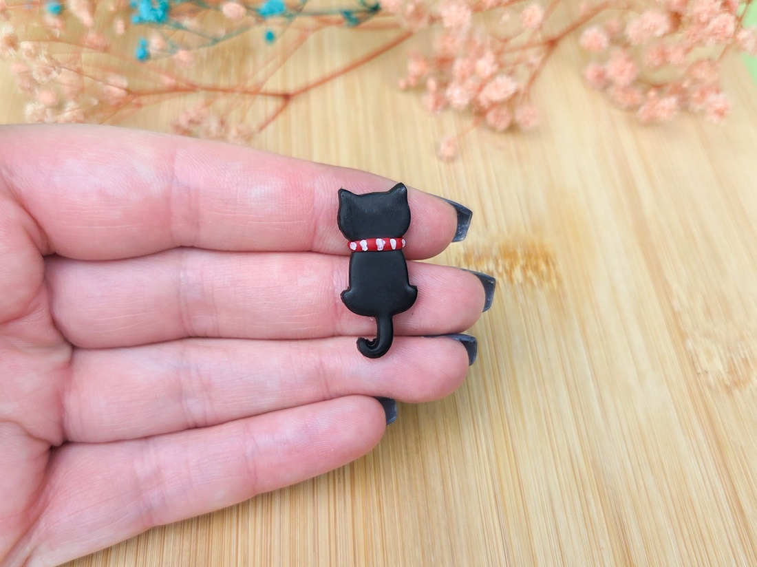 Mărțișor Broșă Pisică Neagră � Lucrat Manual din Lut Polimeric, 2.7x1.2 cm - bijuterii - mărțișor - Artynos.ro