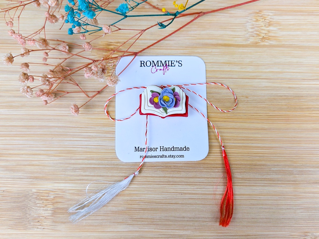 Mărțișor Broșă Carte Deschisă � Lucrat Manual din Lut Polimeric, 3x2 cm - bijuterii - mărțișor - Artynos.ro