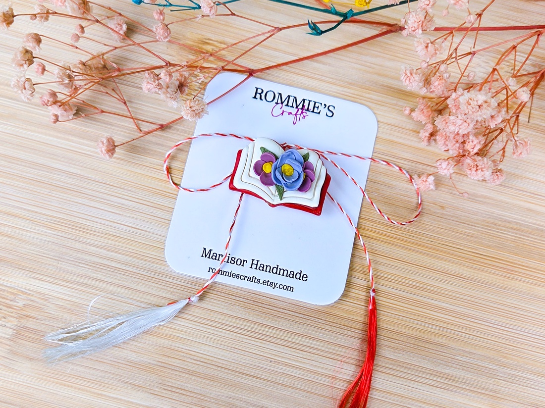 Mărțișor Broșă Carte Deschisă � Lucrat Manual din Lut Polimeric, 3x2 cm - bijuterii - mărțișor - Artynos.ro