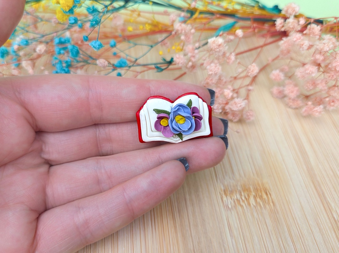 Mărțișor Broșă Carte Deschisă � Lucrat Manual din Lut Polimeric, 3x2 cm - bijuterii - mărțișor - Artynos.ro