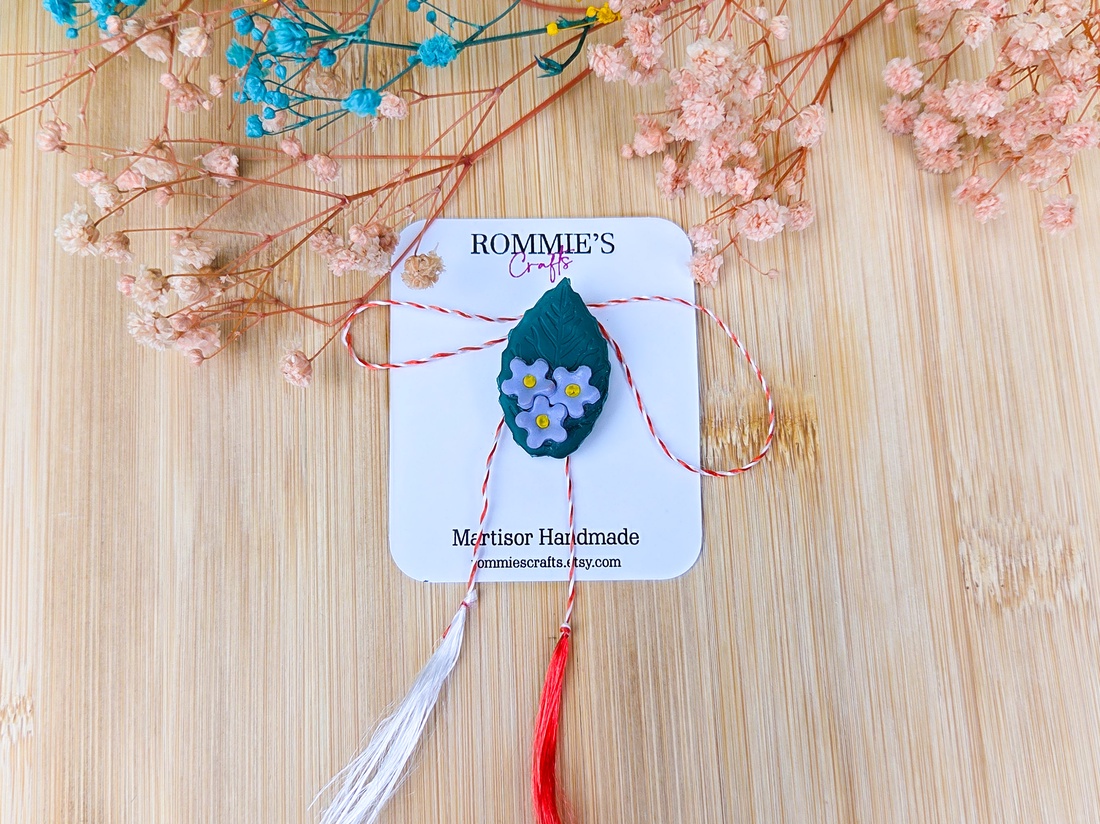 Mărțișor Broșă Frunză cu Flori � Lucrat Manual din Lut Polimeric, 3x2 cm - bijuterii - mărțișor - Artynos.ro