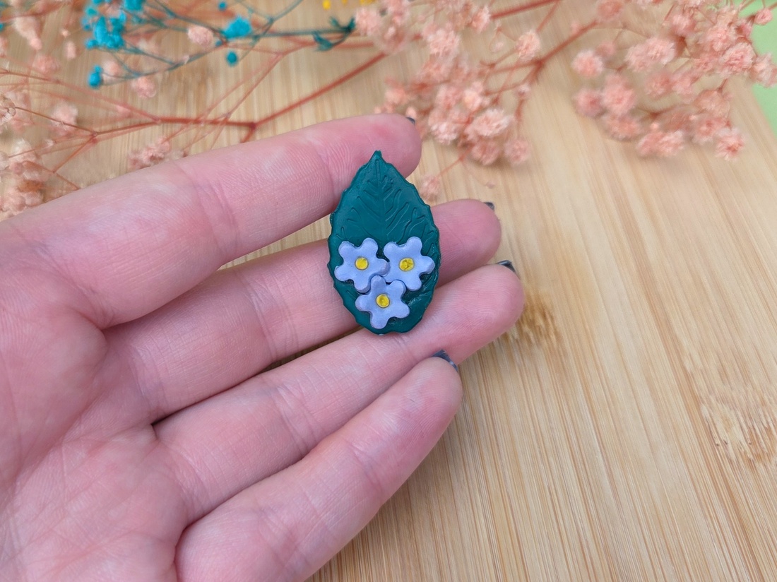 Mărțișor Broșă Frunză cu Flori � Lucrat Manual din Lut Polimeric, 3x2 cm - bijuterii - mărțișor - Artynos.ro