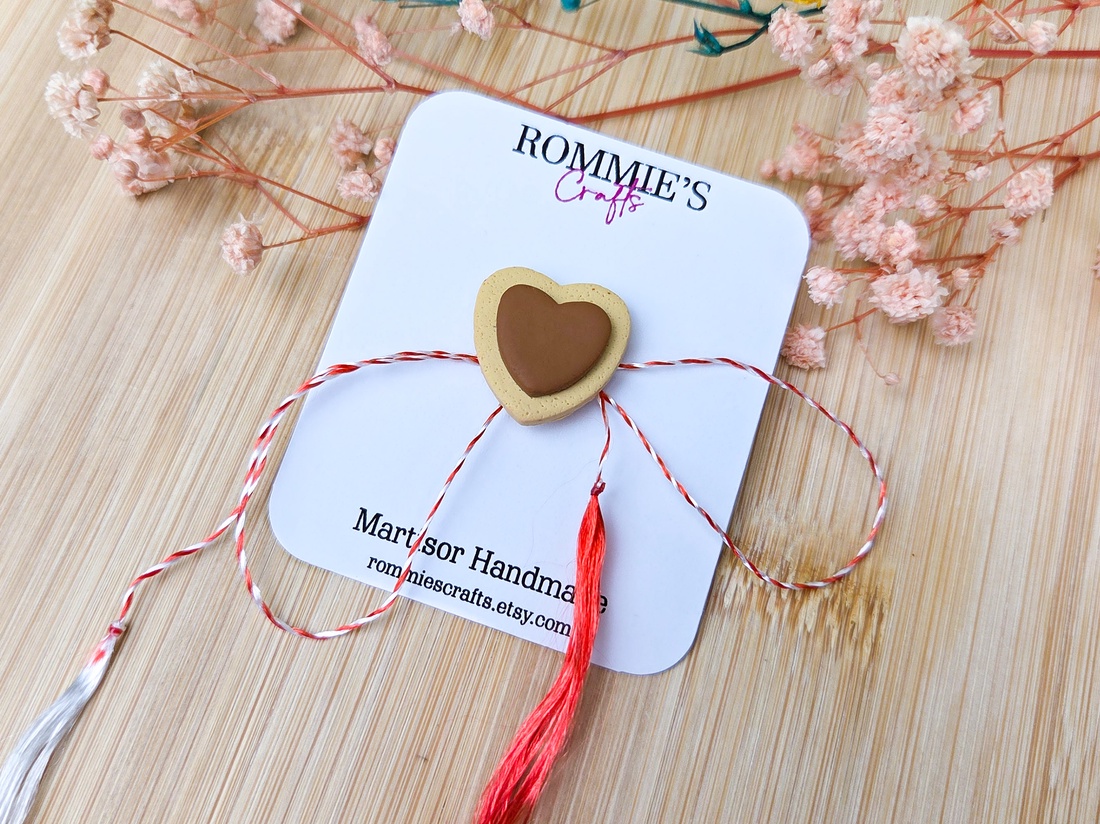 Mărțișor Handmade Inimă din Lut Polimeric pentru 1 si 8 martie - sistem de prindere tip pin - bijuterii - mărțișor - Artynos.ro