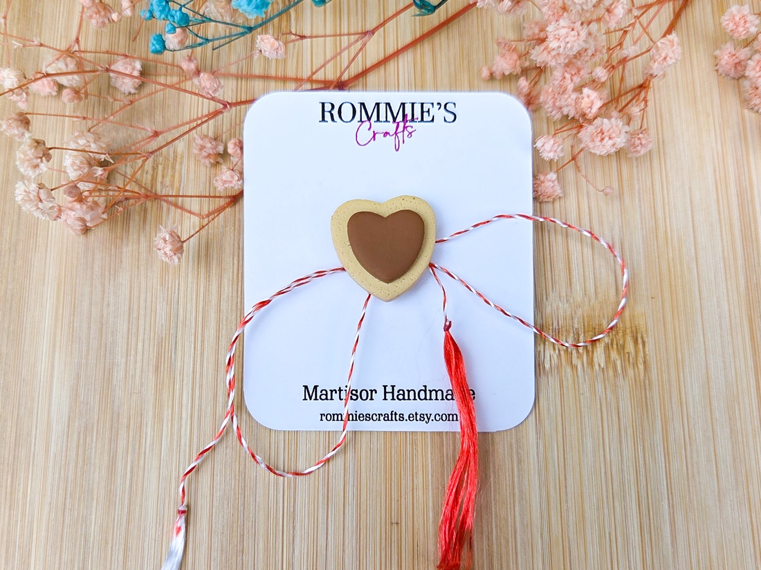 Mărțișor Handmade Inimă din Lut Polimeric pentru 1 si 8 martie - sistem de prindere tip pin - bijuterii - mărțișor - Artynos.ro