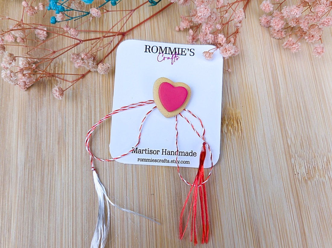 Mărțișor Handmade Inimă din Lut Polimeric pentru 1 si 8 martie - sistem de prindere tip pin - bijuterii - mărțișor - Artynos.ro