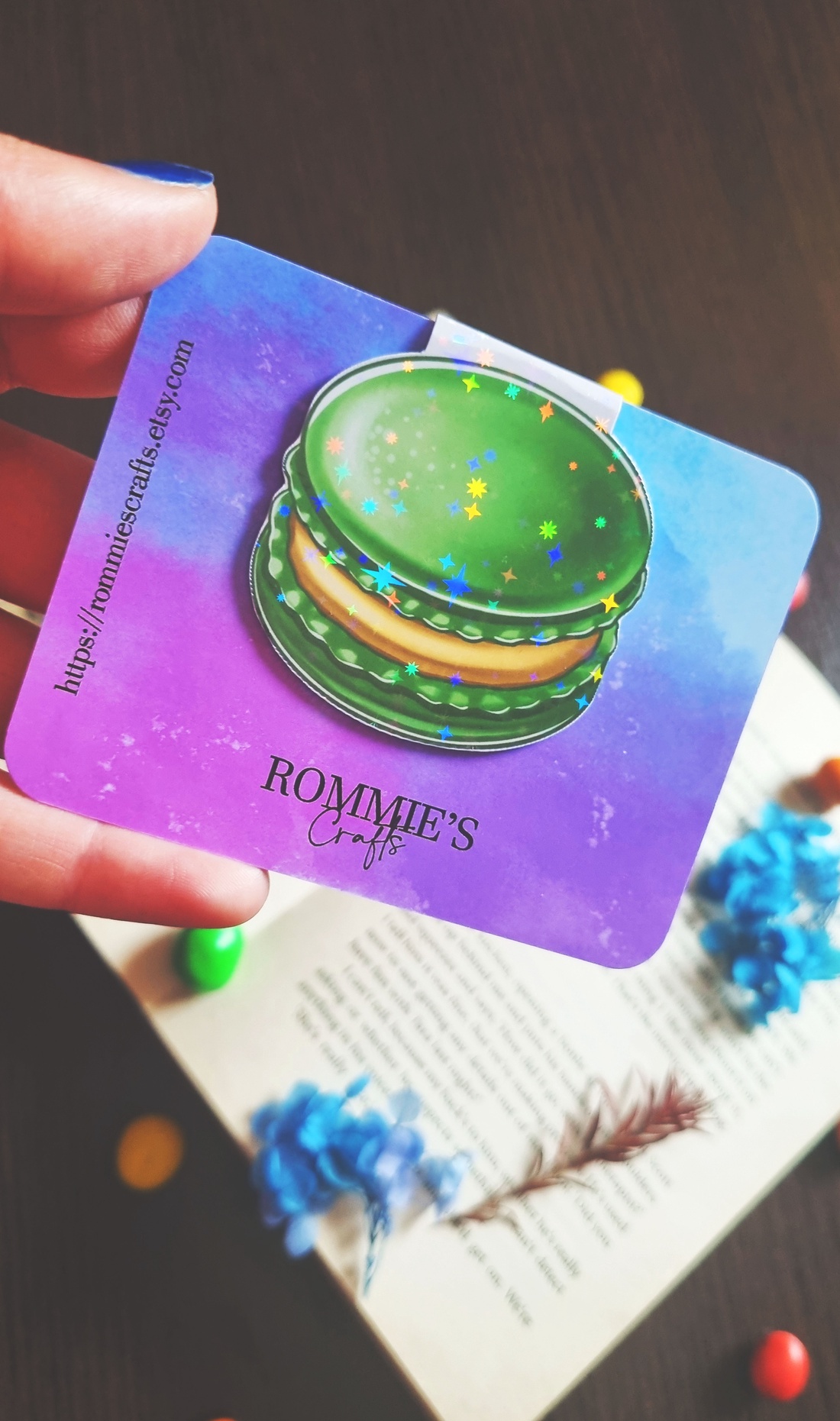 Semn de Carte cu Magnet Macaron Verde � Finisaj Holografic cu Sclipici - cărți și creații cu tematică muzicală, cadouri - semn de carte - Artynos.ro