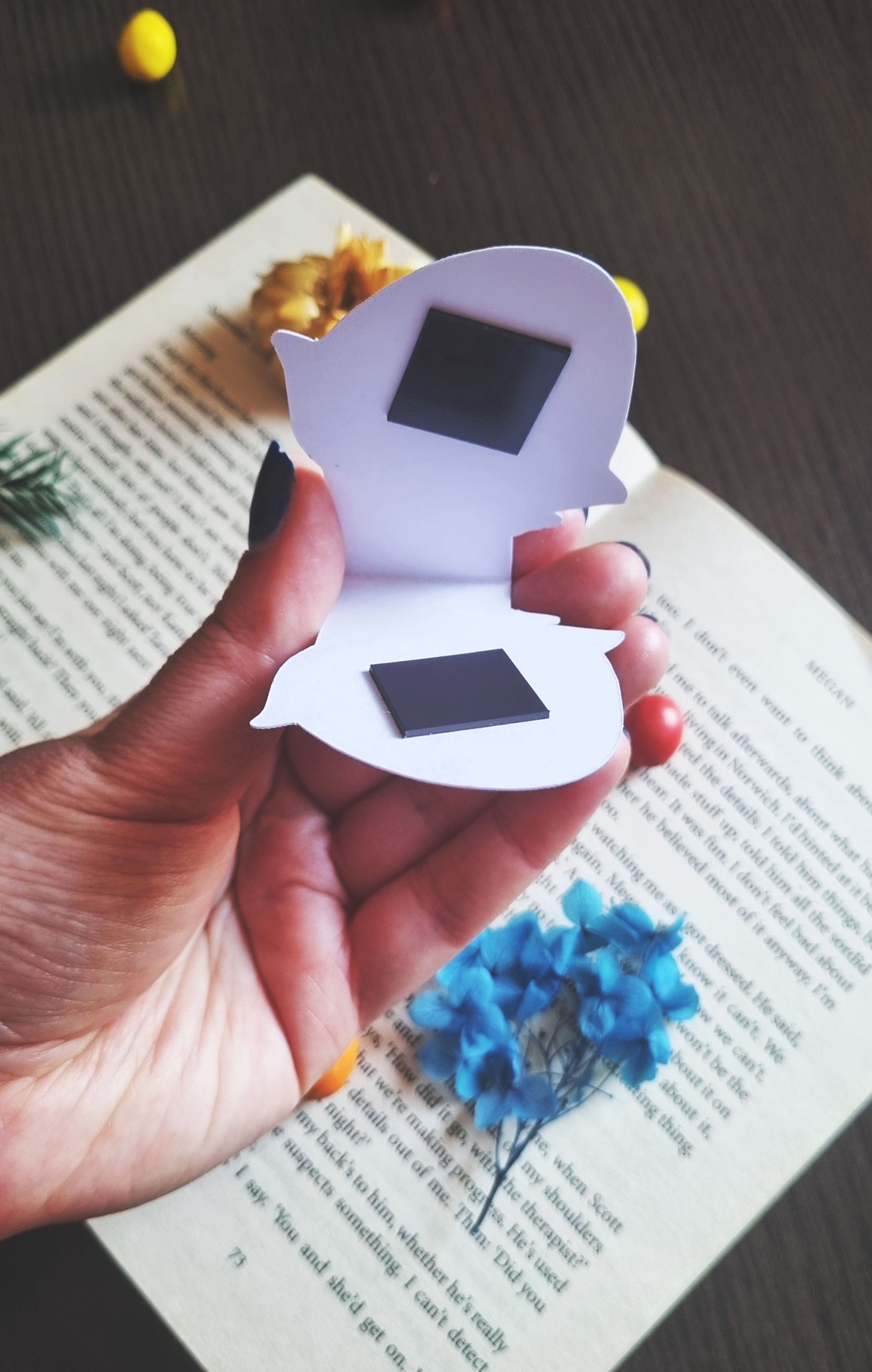 Semn de Carte cu Magnet Macaron Verde � Finisaj Holografic cu Sclipici - cărți și creații cu tematică muzicală, cadouri - semn de carte - Artynos.ro