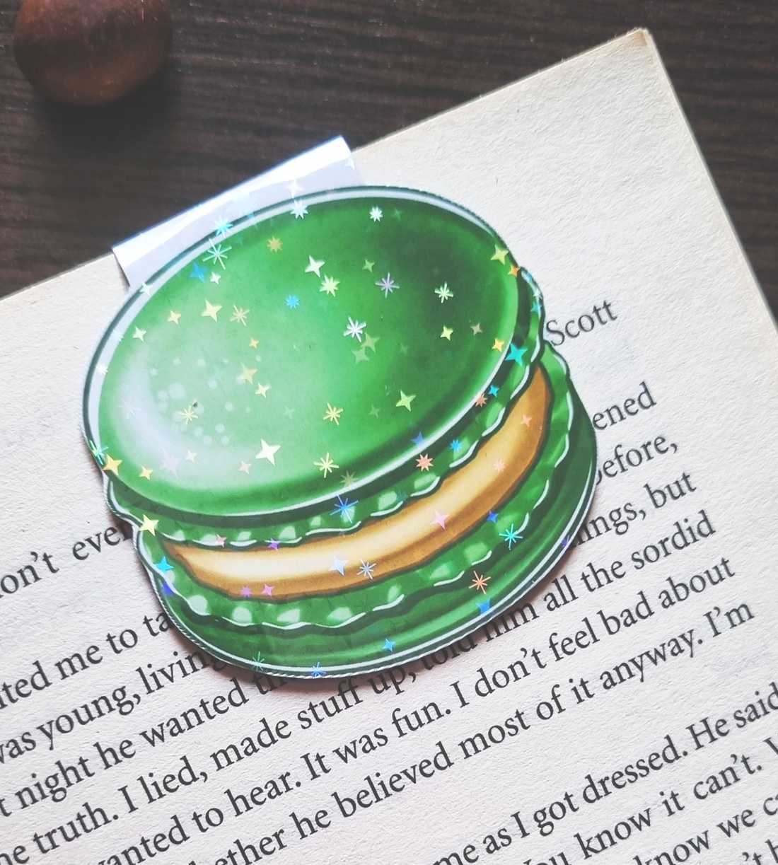 Semn de Carte cu Magnet Macaron Verde � Finisaj Holografic cu Sclipici - cărți și creații cu tematică muzicală, cadouri - semn de carte - Artynos.ro
