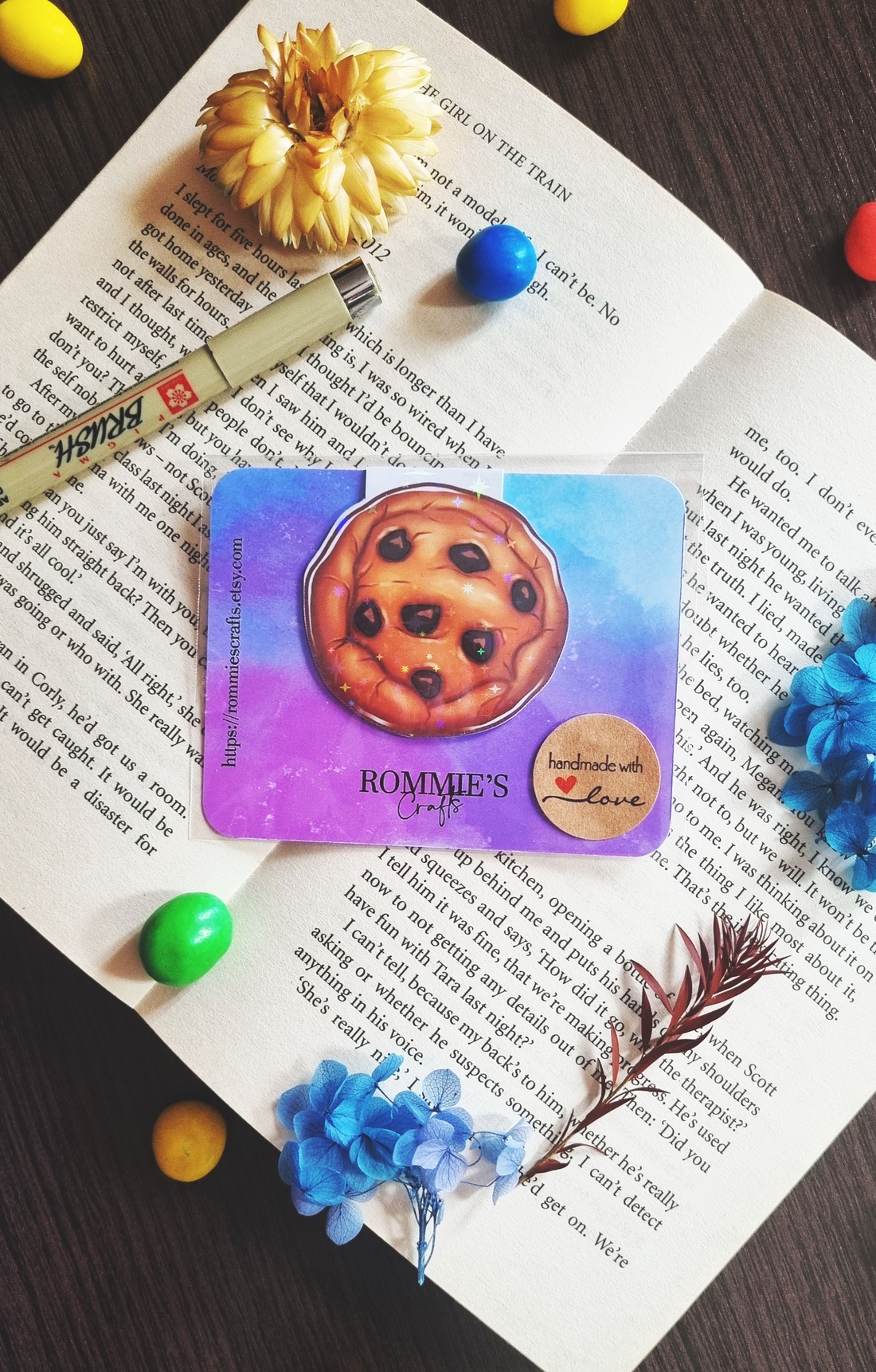 Semn de carte cu magnet Chocolate Cookie � Finisaj Holografic cu Sclipici - cărți și creații cu tematică muzicală, cadouri - semn de carte - Artynos.ro
