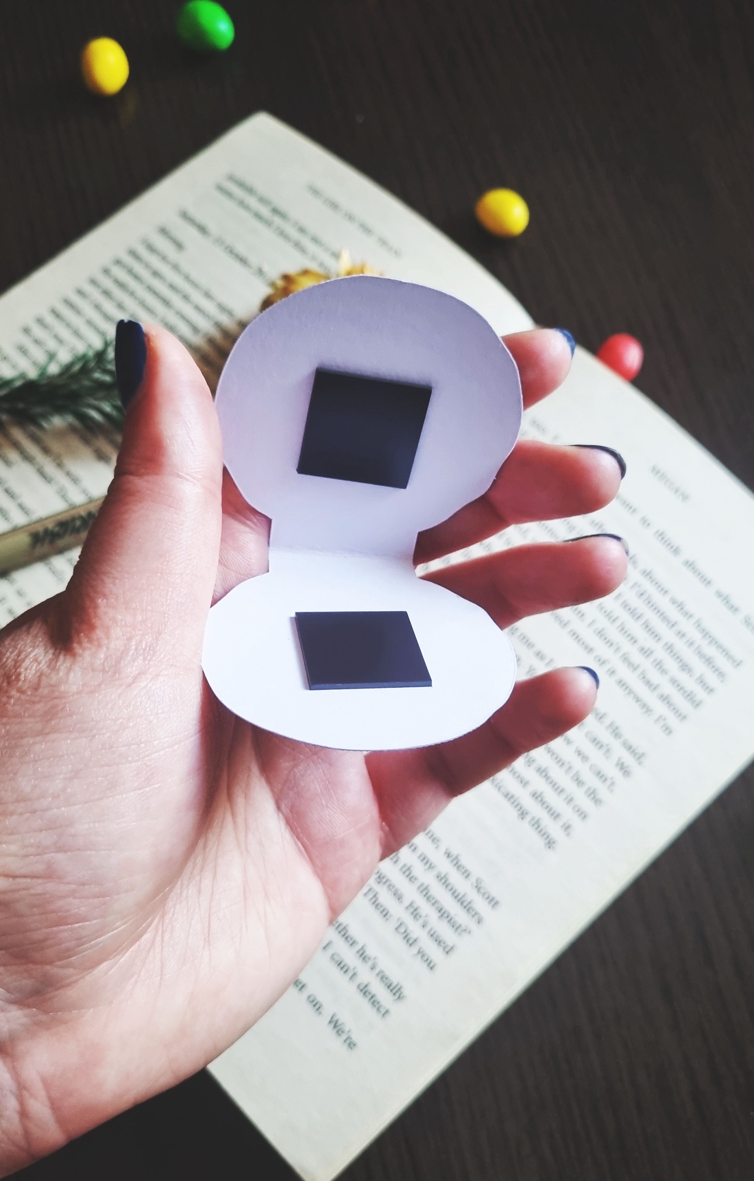 Semn de carte cu magnet Chocolate Cookie � Finisaj Holografic cu Sclipici - cărți și creații cu tematică muzicală, cadouri - semn de carte - Artynos.ro