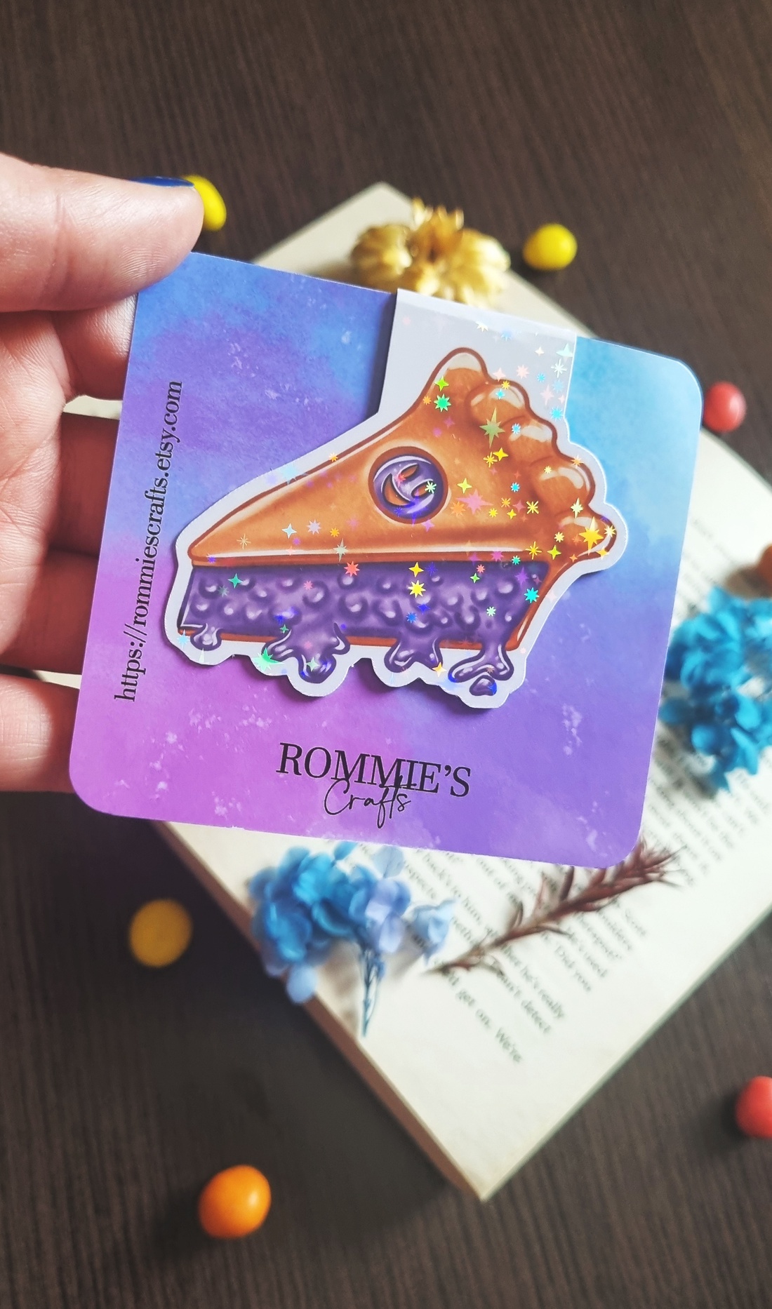 Semn de carte cu magnet Blueberry Pie � Finisaj Holografic cu Sclipici - cărți și creații cu tematică muzicală, cadouri - semn de carte - Artynos.ro