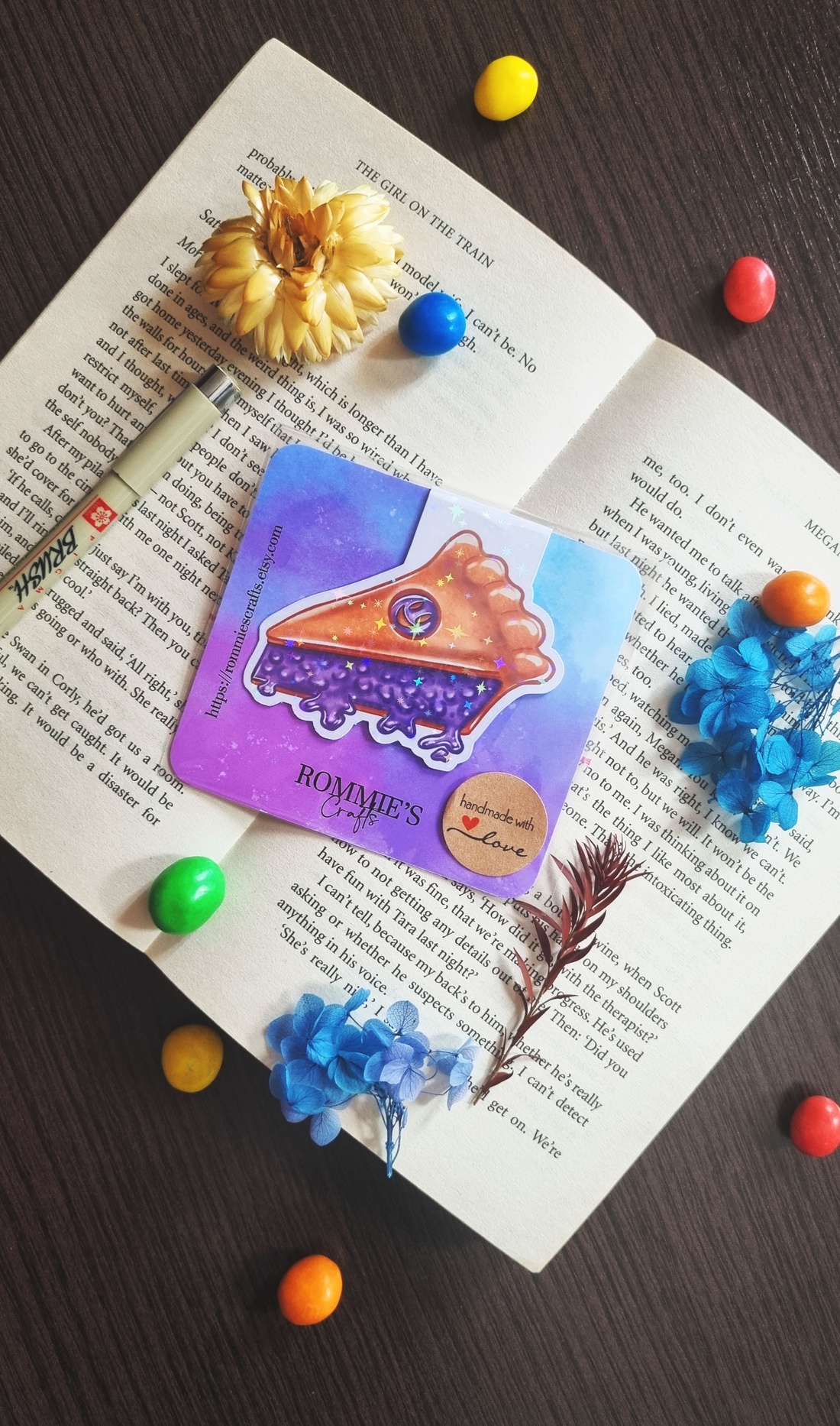 Semn de carte cu magnet Blueberry Pie � Finisaj Holografic cu Sclipici - cărți și creații cu tematică muzicală, cadouri - semn de carte - Artynos.ro