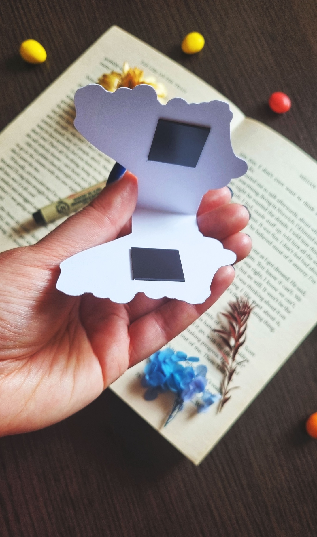 Semn de carte cu magnet Blueberry Pie � Finisaj Holografic cu Sclipici - cărți și creații cu tematică muzicală, cadouri - semn de carte - Artynos.ro