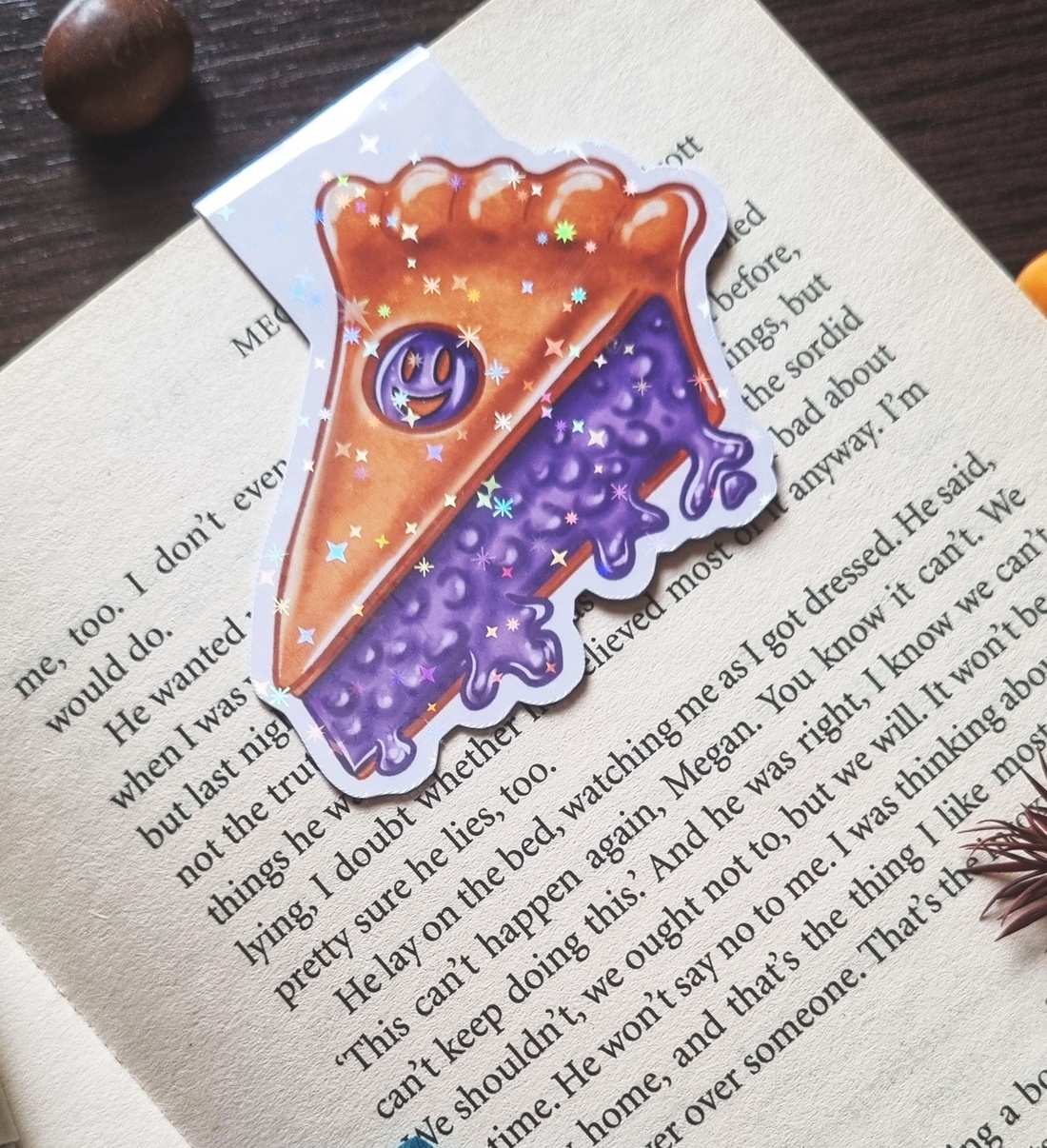 Semn de carte cu magnet Blueberry Pie � Finisaj Holografic cu Sclipici - cărți și creații cu tematică muzicală, cadouri - semn de carte - Artynos.ro