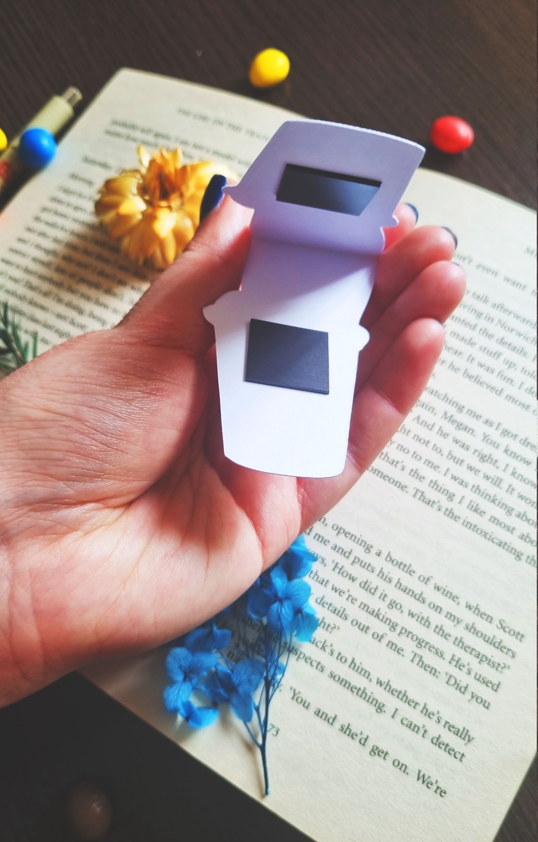 Semn de carte cu magnet Strawberry Milkshake � Finisaj Holografic cu Sclipici - cărți și creații cu tematică muzicală, cadouri - semn de carte - Artynos.ro