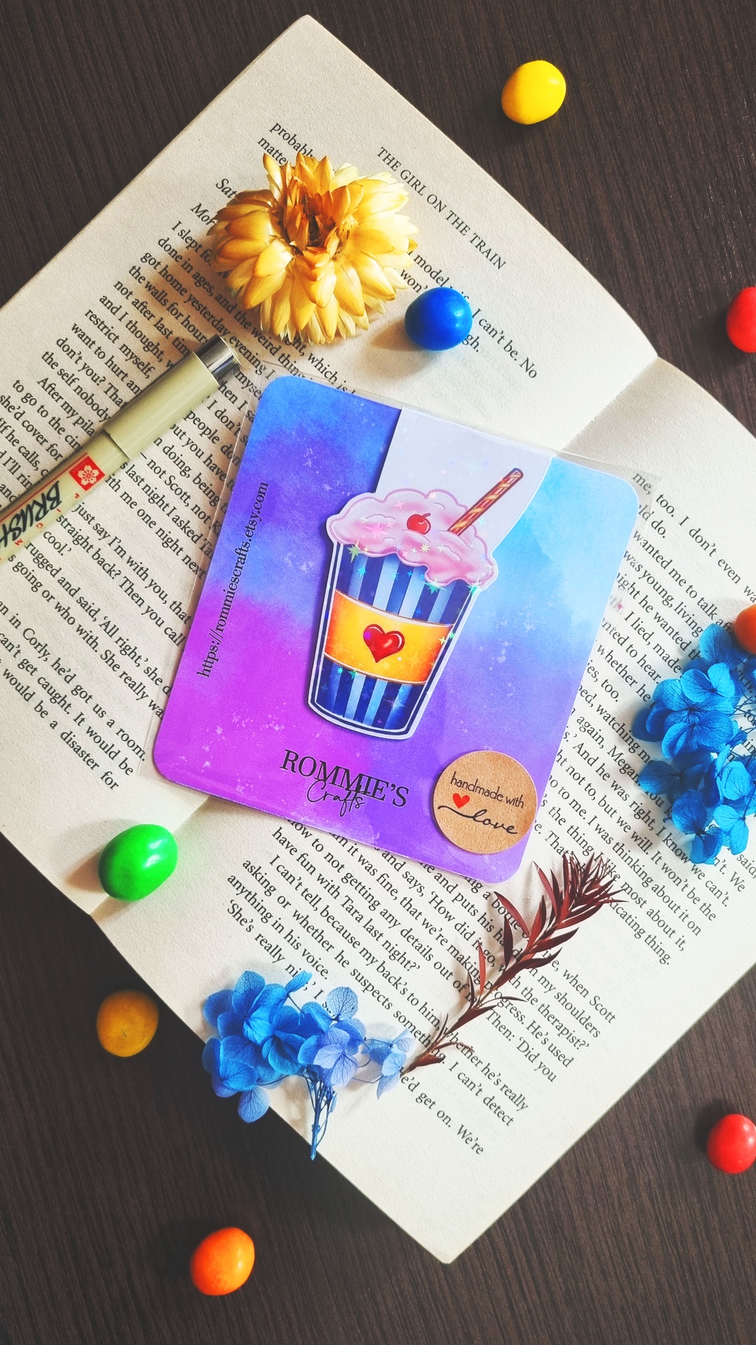 Semn de carte cu magnet Strawberry Milkshake � Finisaj Holografic cu Sclipici - cărți și creații cu tematică muzicală, cadouri - semn de carte - Artynos.ro