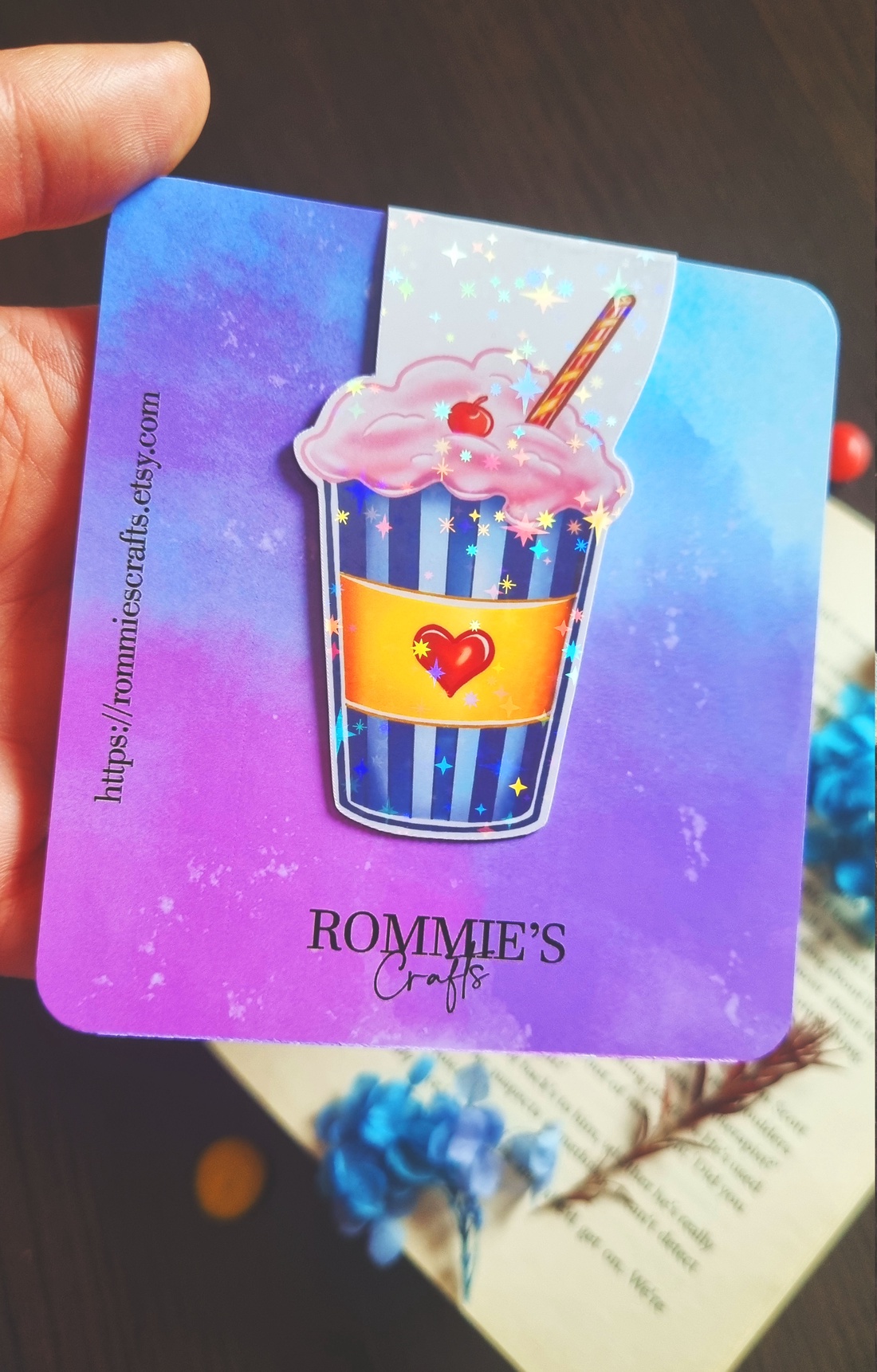 Semn de carte cu magnet Strawberry Milkshake � Finisaj Holografic cu Sclipici - cărți și creații cu tematică muzicală, cadouri - semn de carte - Artynos.ro