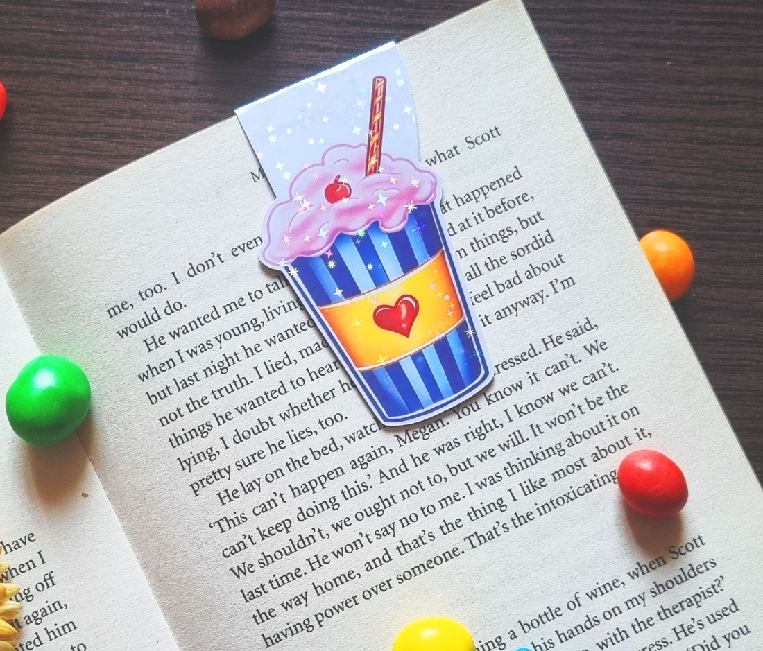 Semn de carte cu magnet Strawberry Milkshake � Finisaj Holografic cu Sclipici - cărți și creații cu tematică muzicală, cadouri - semn de carte - Artynos.ro