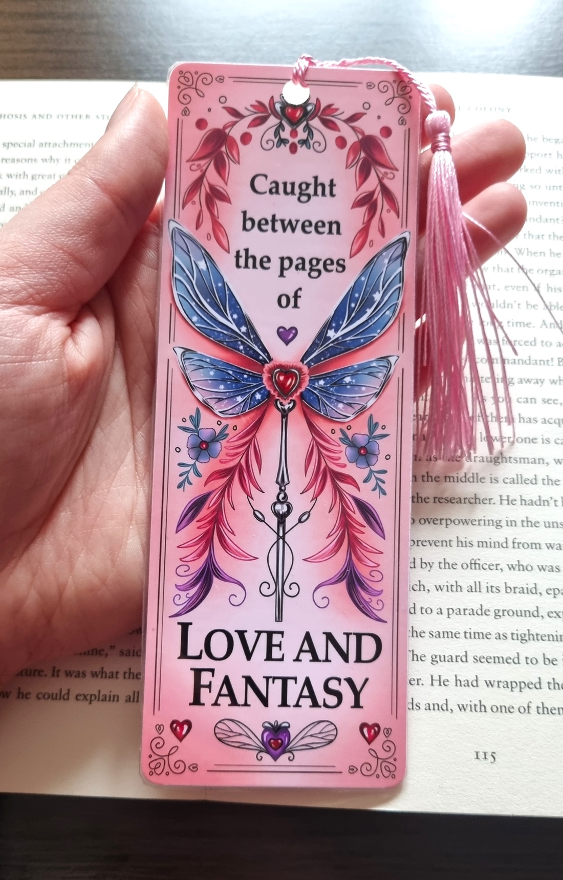 Semn de Carte Romantasy Love and Fantasy � Bookmark handmade, Cadou pentru Iubitoare de carti Fantasy - cărți și creații cu tematică muzicală, cadouri - semn de carte - Artynos.ro