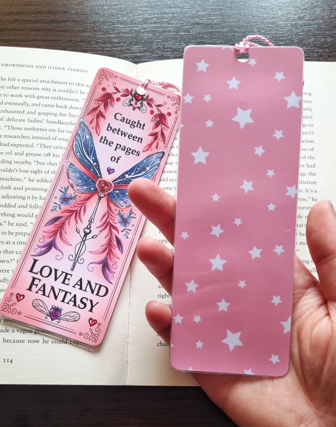 Semn de Carte Romantasy Love and Fantasy � Bookmark handmade, Cadou pentru Iubitoare de carti Fantasy - cărți și creații cu tematică muzicală, cadouri - semn de carte - Artynos.ro