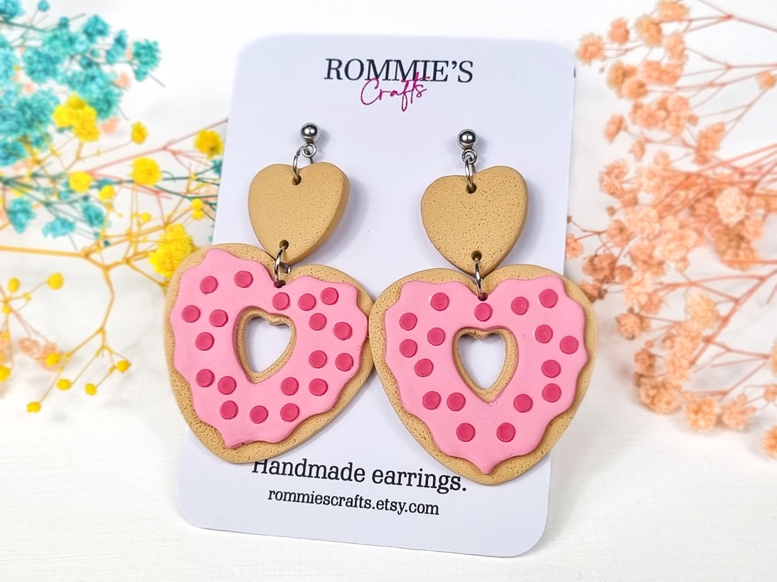 Cercei Donut Roz în Formă de Inimă � Bijuterii handmade din lut polimeric - bijuterii - cercei - cercei lungi - Artynos.ro