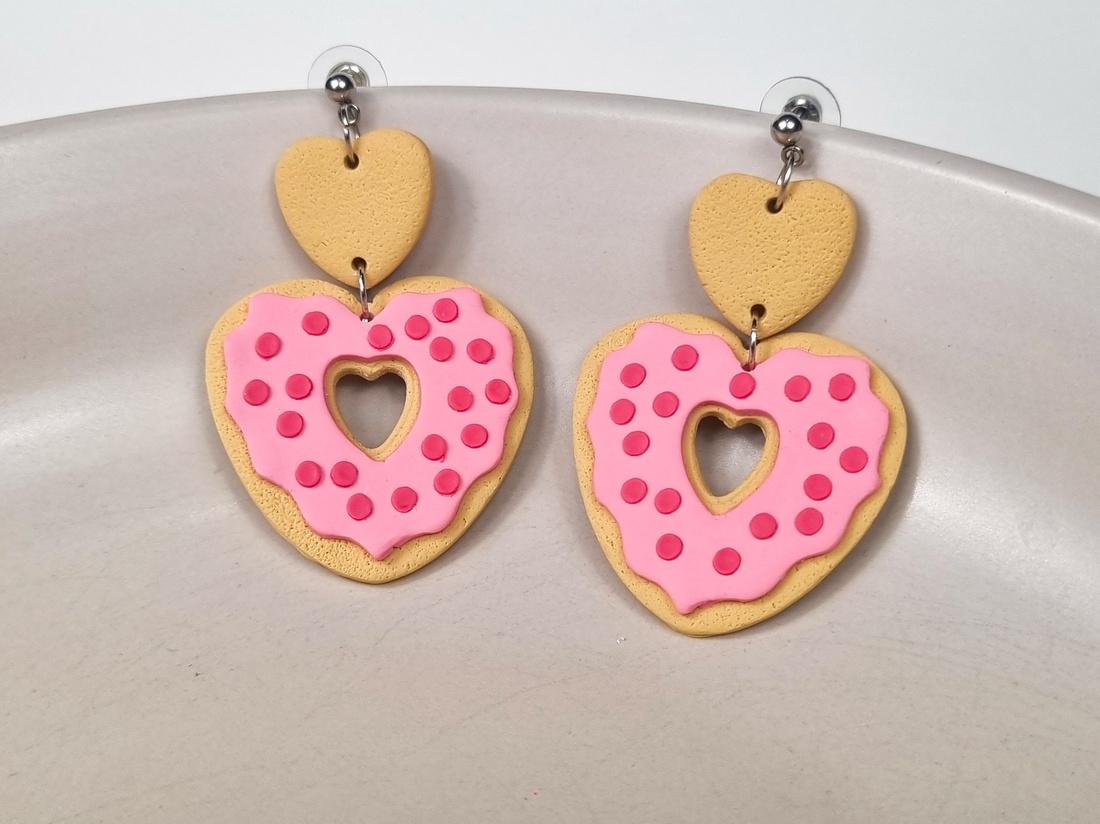 Cercei Donut Roz în Formă de Inimă � Bijuterii handmade din lut polimeric - bijuterii - cercei - cercei lungi - Artynos.ro