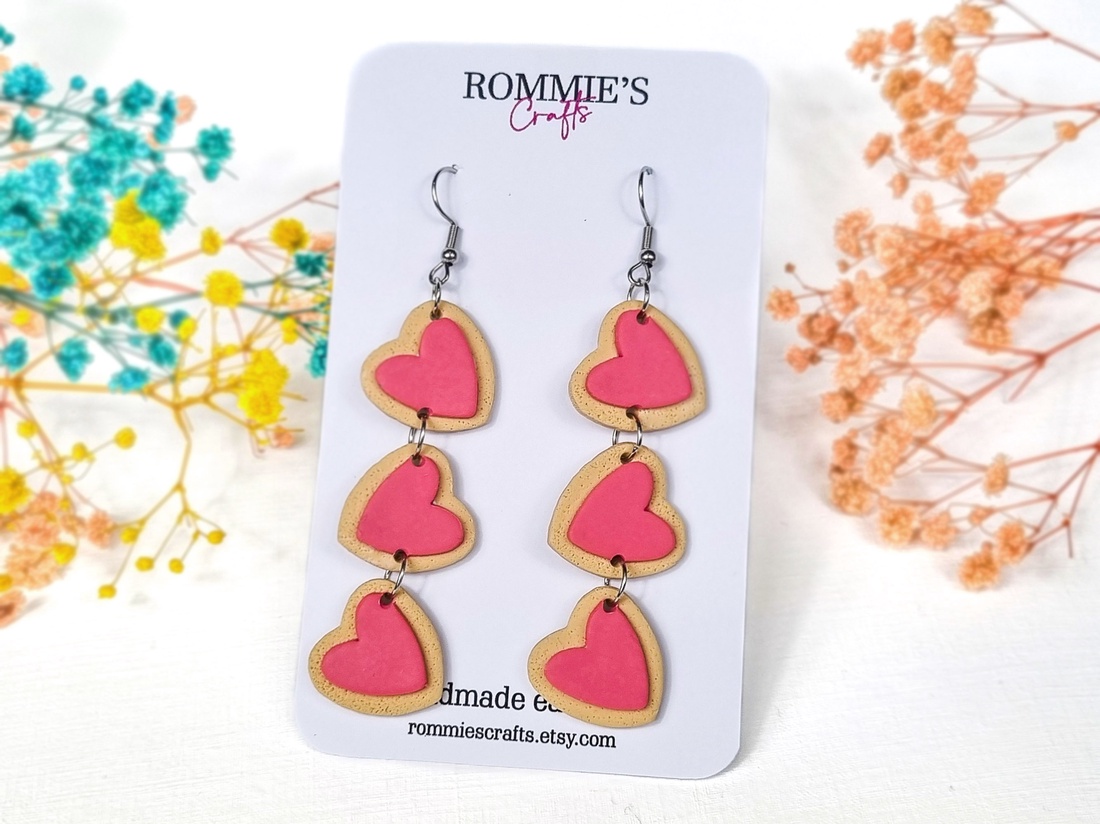 Cercei cu Biscuiți Roz în Formă de Inimă � Bijuterii handmade din lut polimeric - bijuterii - cercei - cercei lungi - Artynos.ro