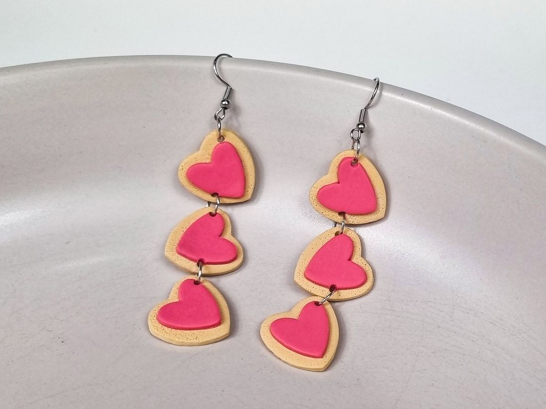 Cercei cu Biscuiți Roz în Formă de Inimă � Bijuterii handmade din lut polimeric - bijuterii - cercei - cercei lungi - Artynos.ro