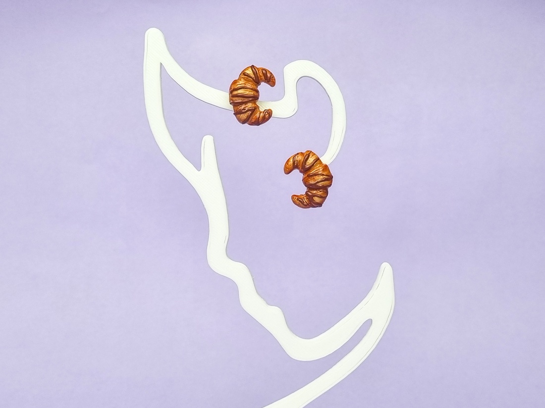 Cercei Handmade Croissant cu Ciocolata � Cercei Jucausi Cadou pentru Iubitoare de Dulciuri - bijuterii - cercei - cercei cu figurine - Artynos.ro