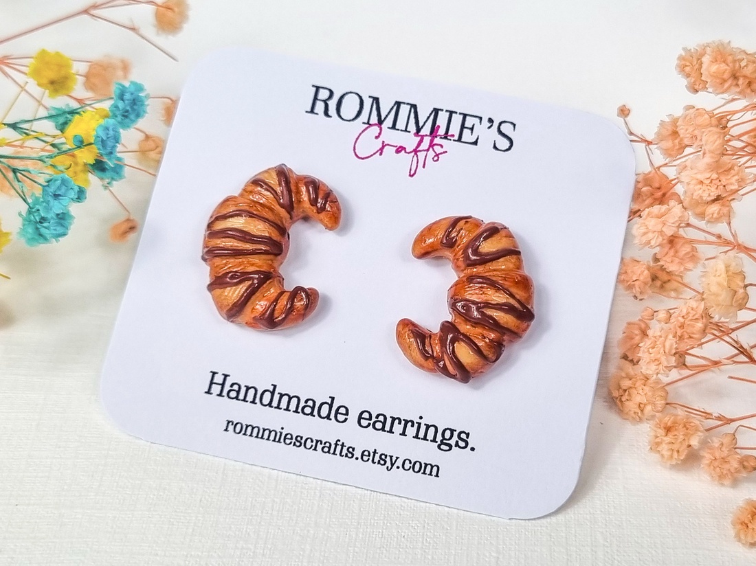 Cercei Handmade Croissant cu Ciocolata � Cercei Jucausi Cadou pentru Iubitoare de Dulciuri - bijuterii - cercei - cercei cu figurine - Artynos.ro