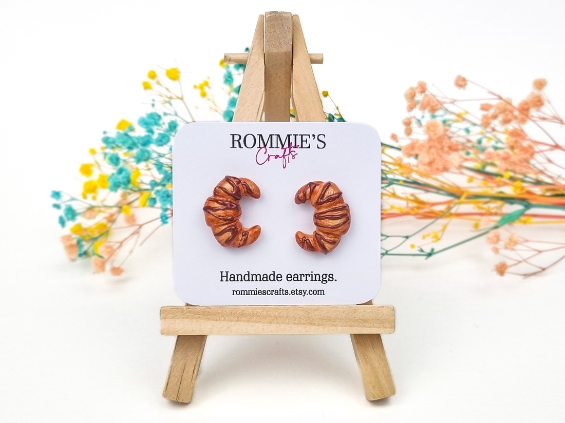 Cercei Handmade Croissant cu Ciocolata � Cercei Jucausi Cadou pentru Iubitoare de Dulciuri - bijuterii - cercei - cercei cu figurine - Artynos.ro